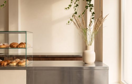 Tresen mit Gebäckvitrine im Café