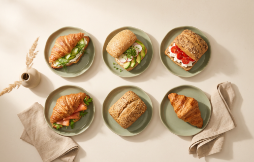 Belegte Croissants und Semmeln von oben